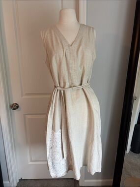 Liz Claiborne Sleeveless V-Neck Midi Dress in Light Beige with Crochet Accent